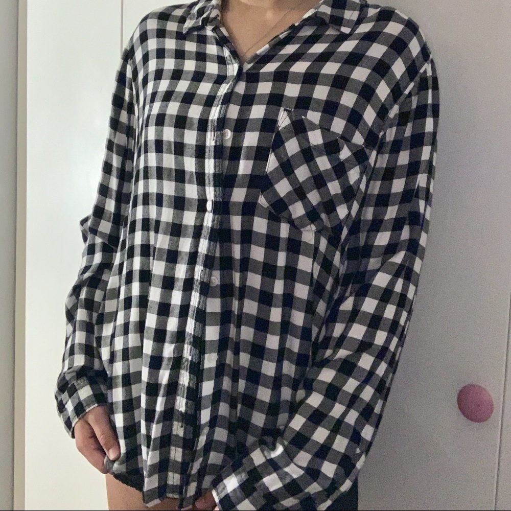 BLACK AND WHITE GINGHAM BUTTON UP